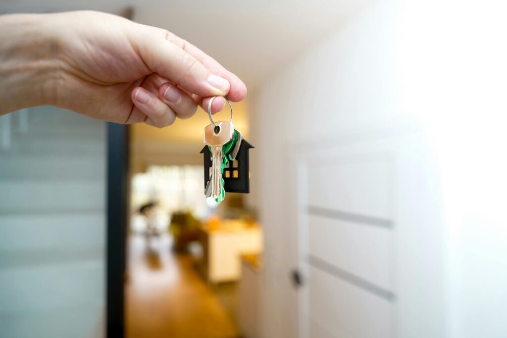 mano de mujer sujetando la llave de una casa