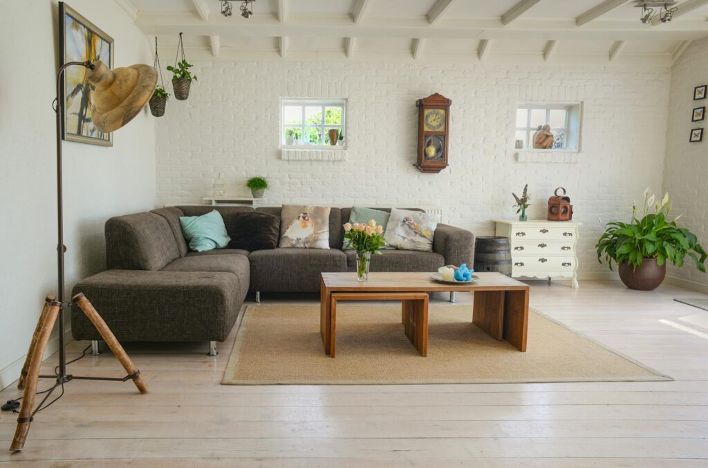 salon de una casa ordenado